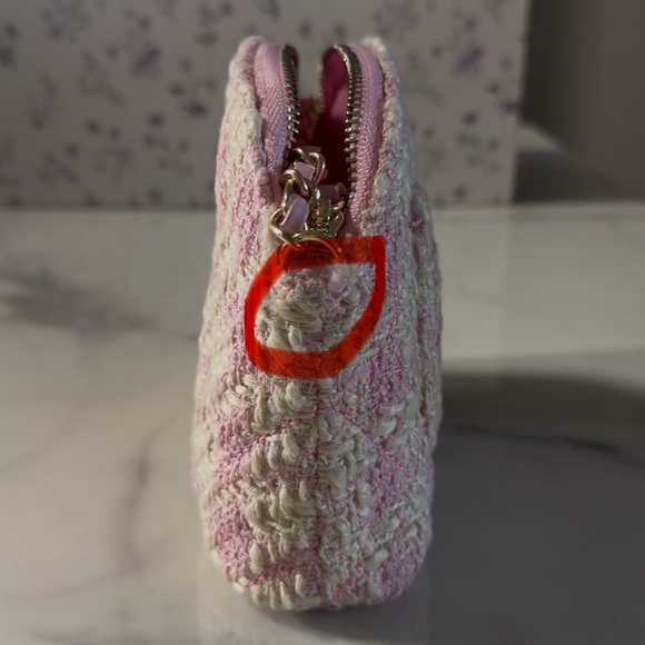 💗GWP BUNDLE💗 Chanel Pink and Cream Quilted
Crossbody & Mirror - Picture 9 of 10